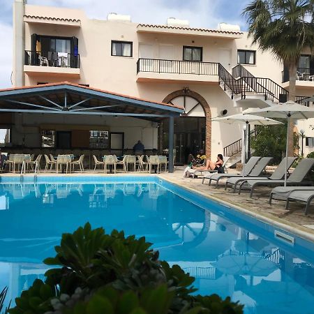 New York Plaza Hotel Apartments Paphos Bagian luar foto