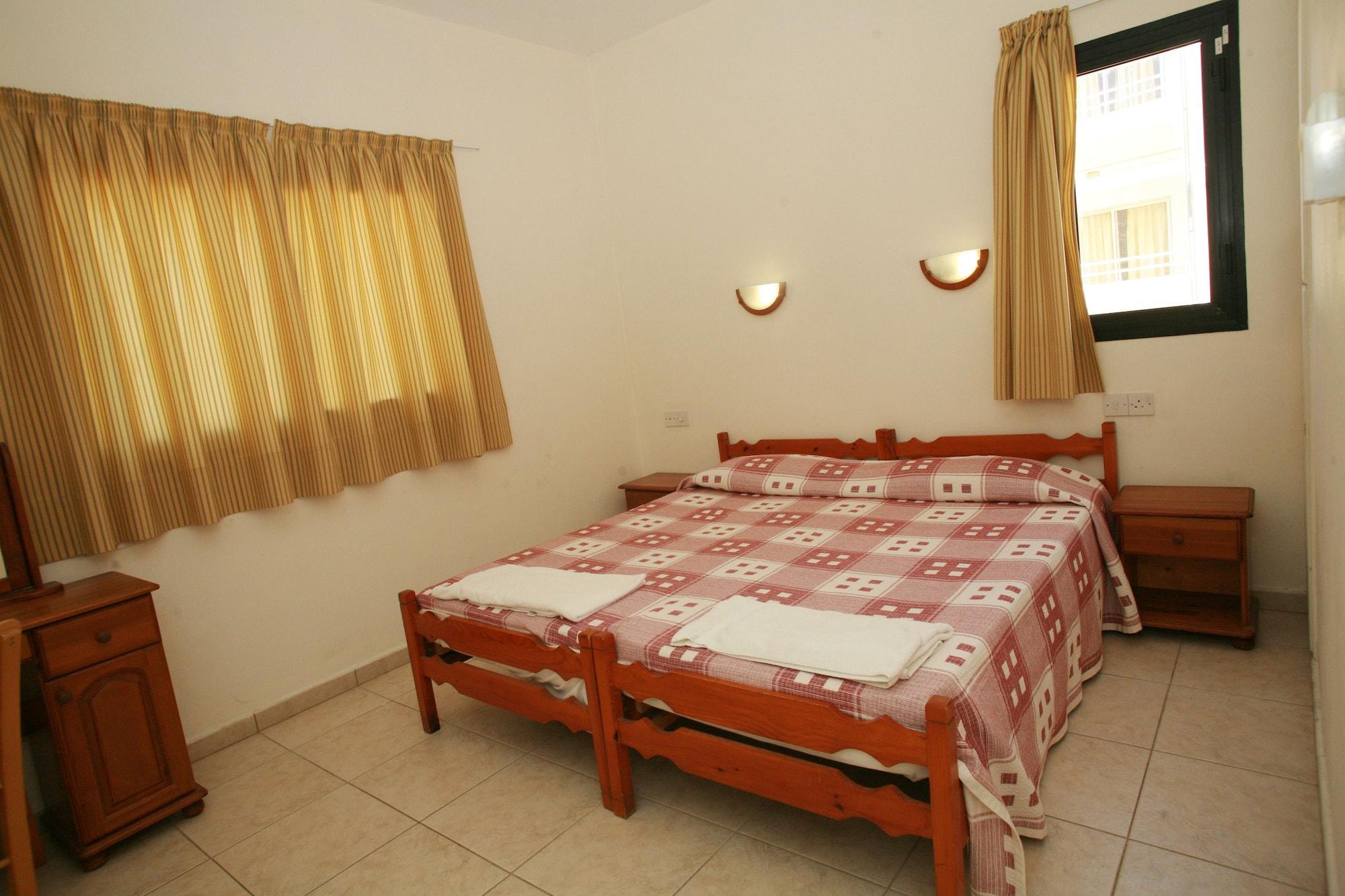 New York Plaza Hotel Apartments Paphos Bagian luar foto