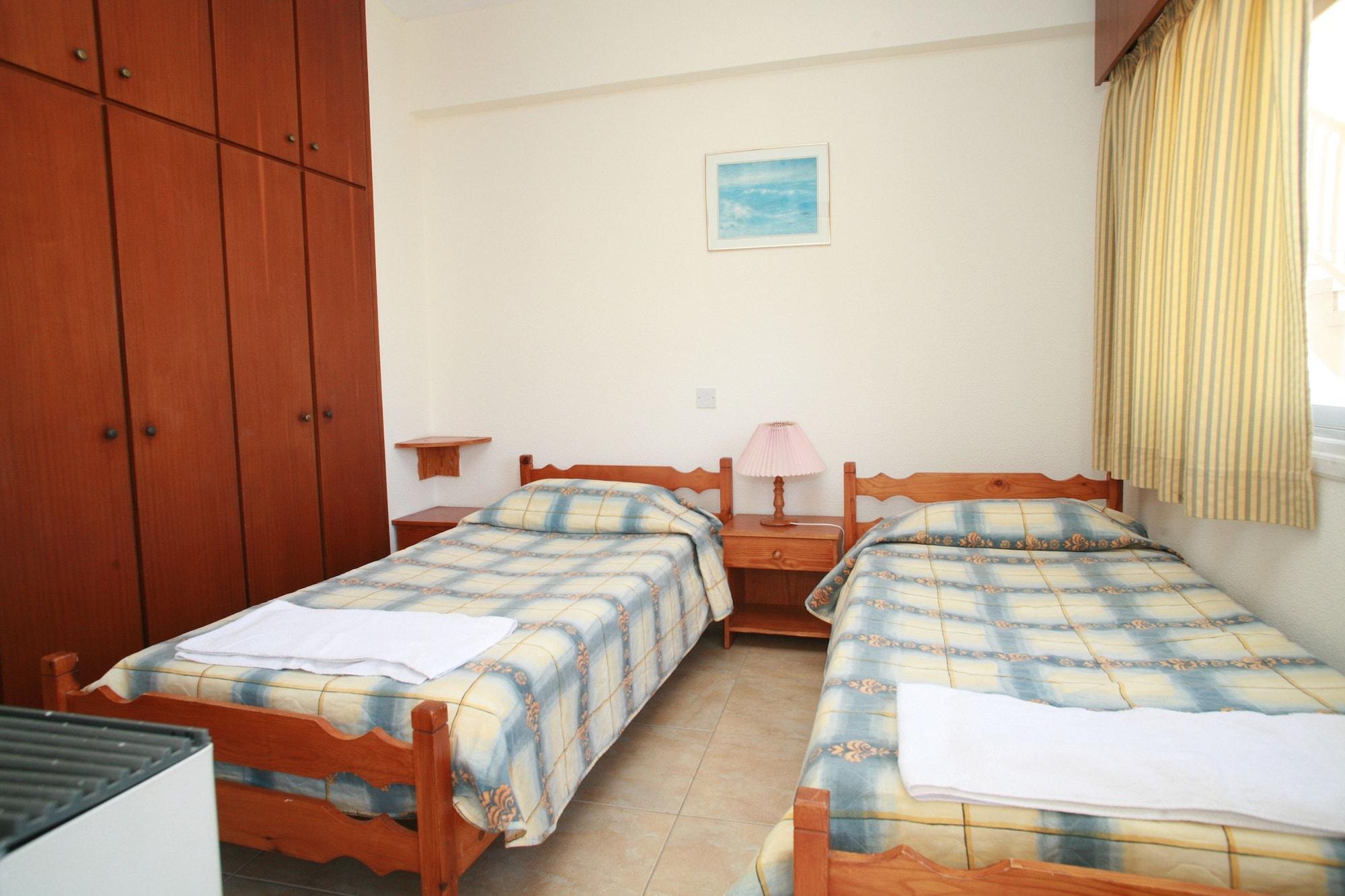 New York Plaza Hotel Apartments Paphos Bagian luar foto