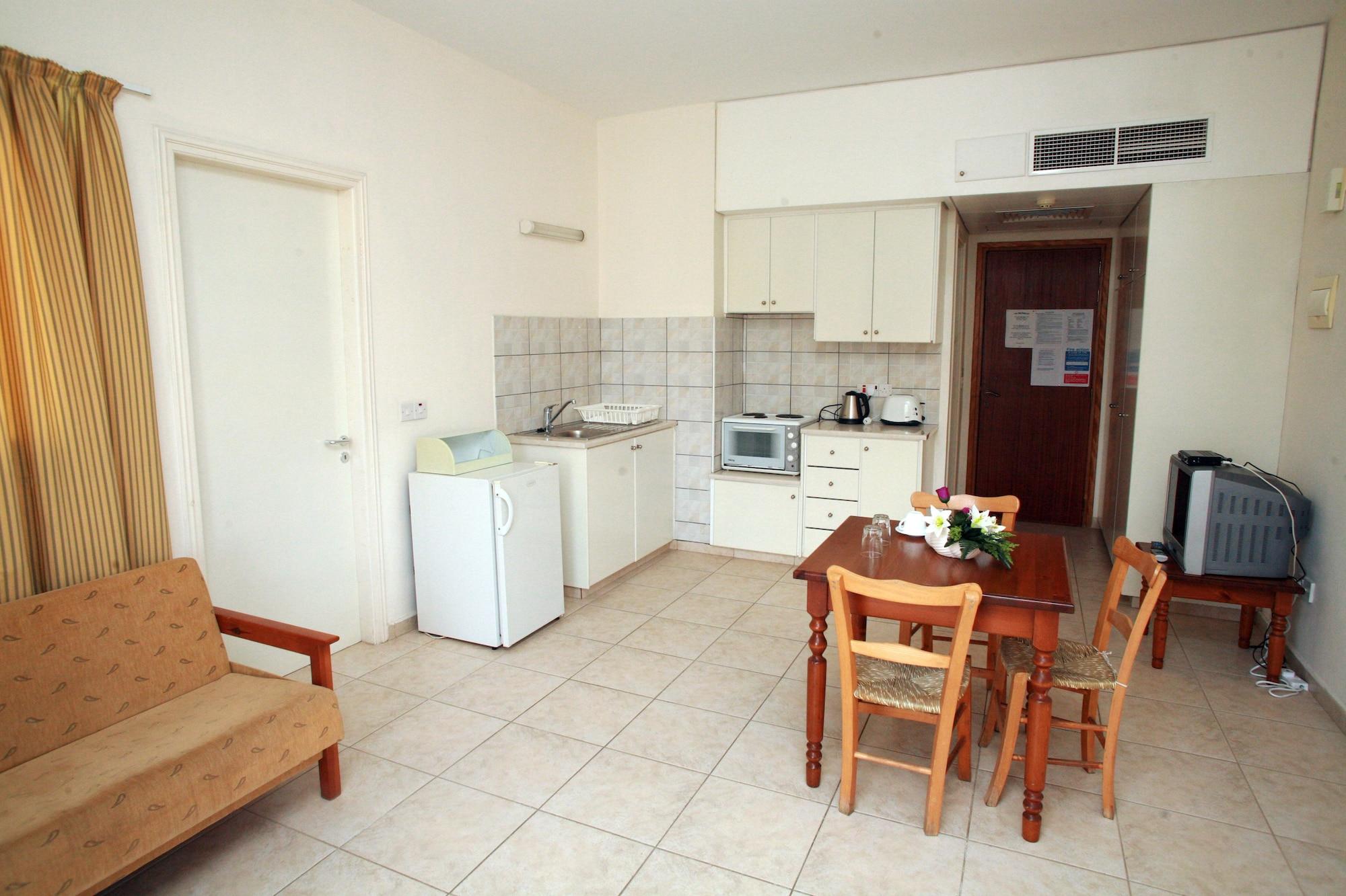 New York Plaza Hotel Apartments Paphos Bagian luar foto
