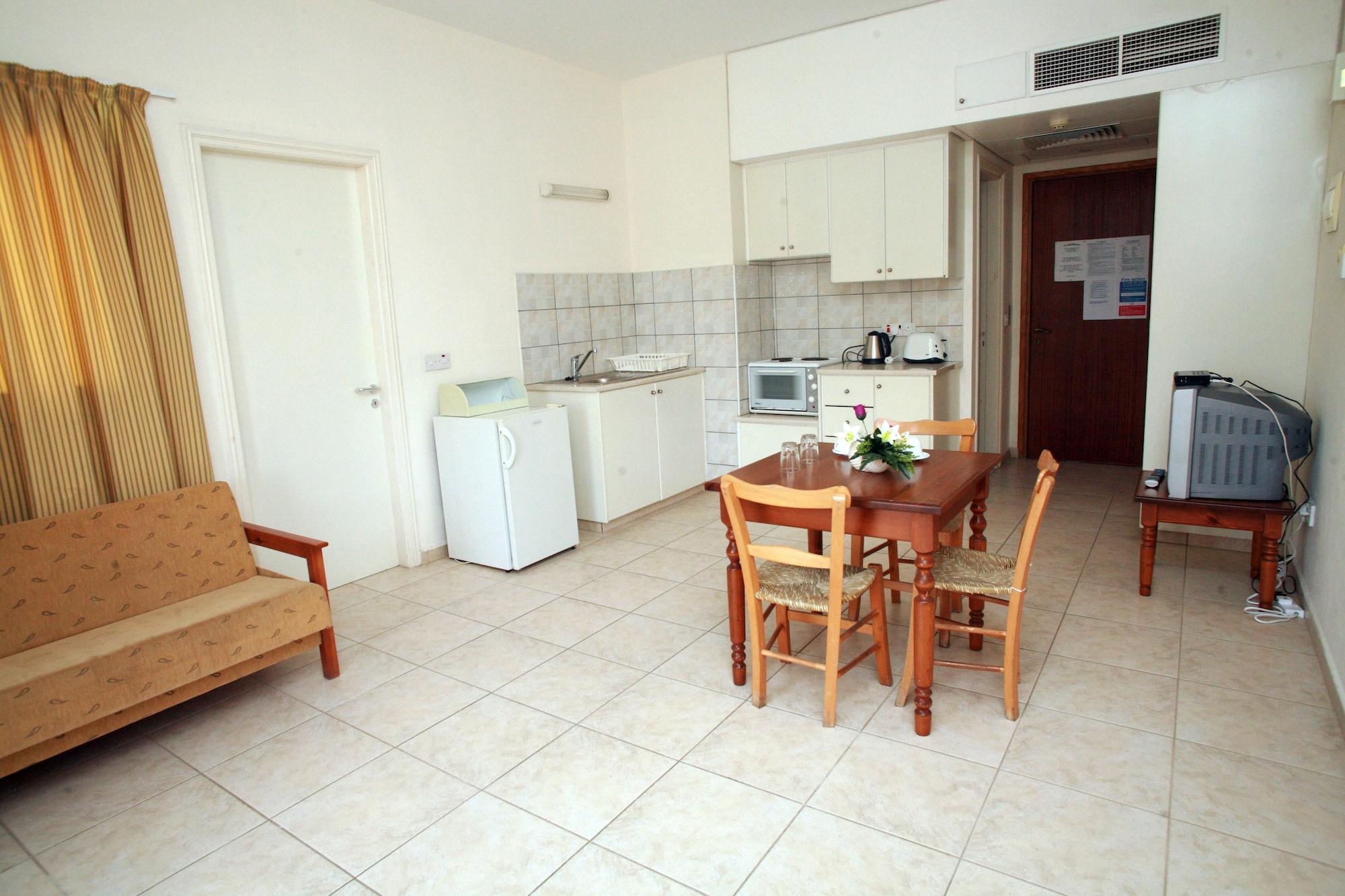 New York Plaza Hotel Apartments Paphos Bagian luar foto