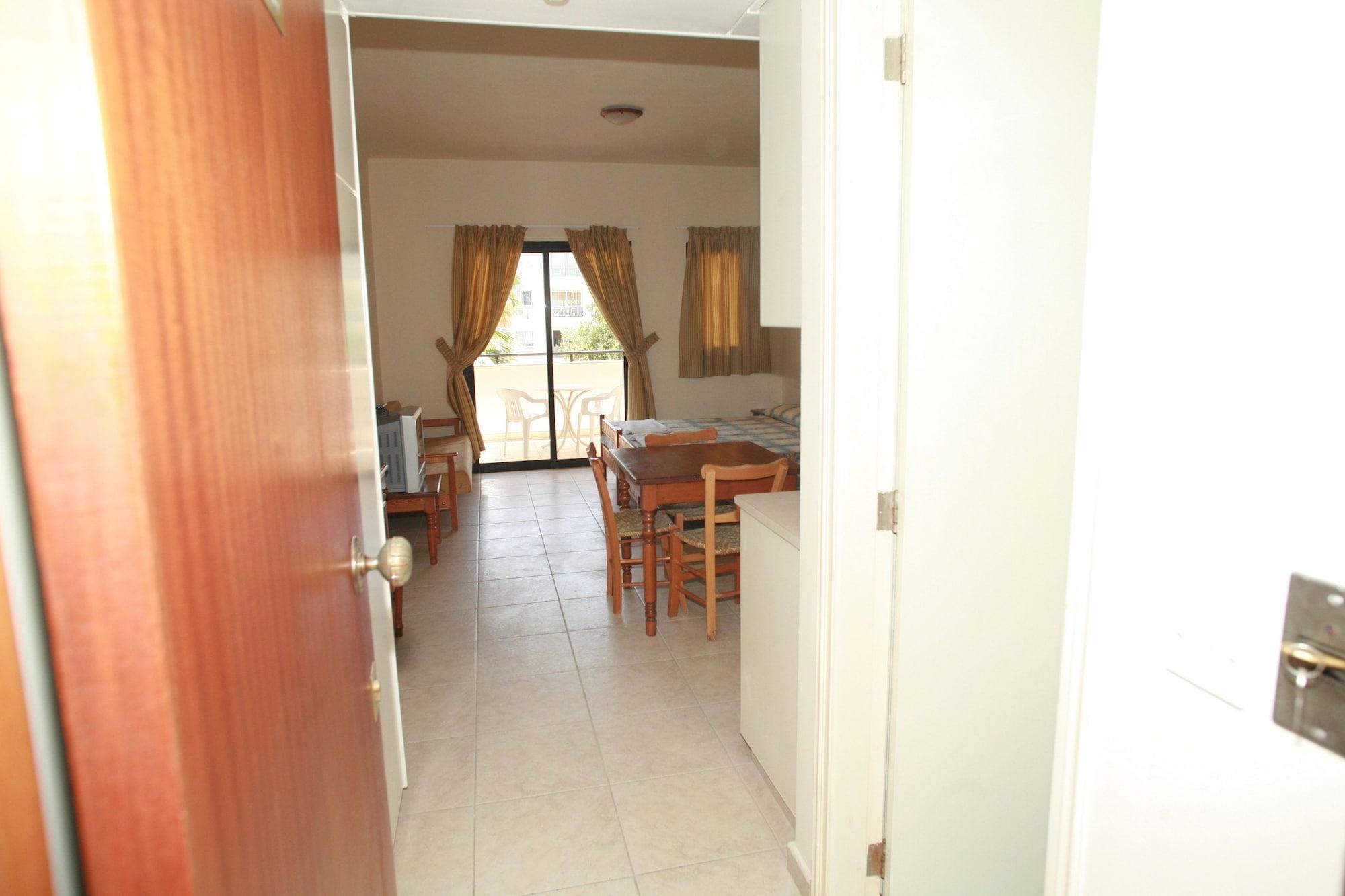 New York Plaza Hotel Apartments Paphos Bagian luar foto