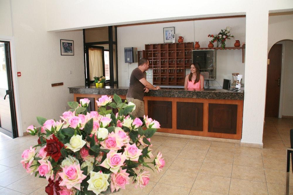 New York Plaza Hotel Apartments Paphos Bagian luar foto