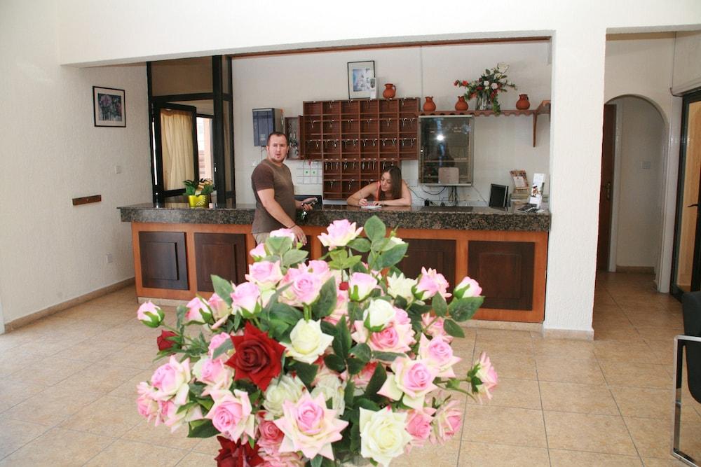 New York Plaza Hotel Apartments Paphos Bagian luar foto