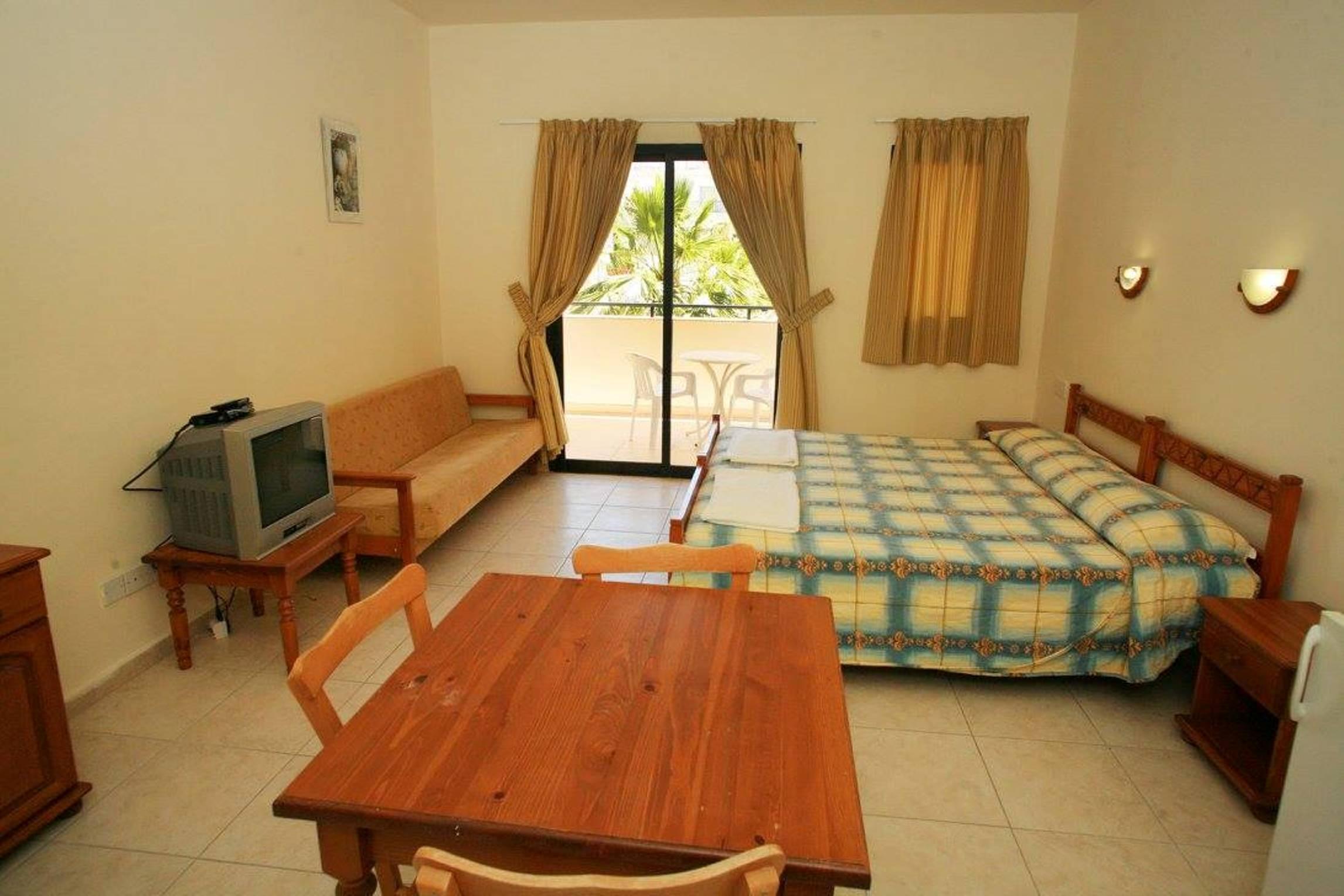 New York Plaza Hotel Apartments Paphos Bagian luar foto