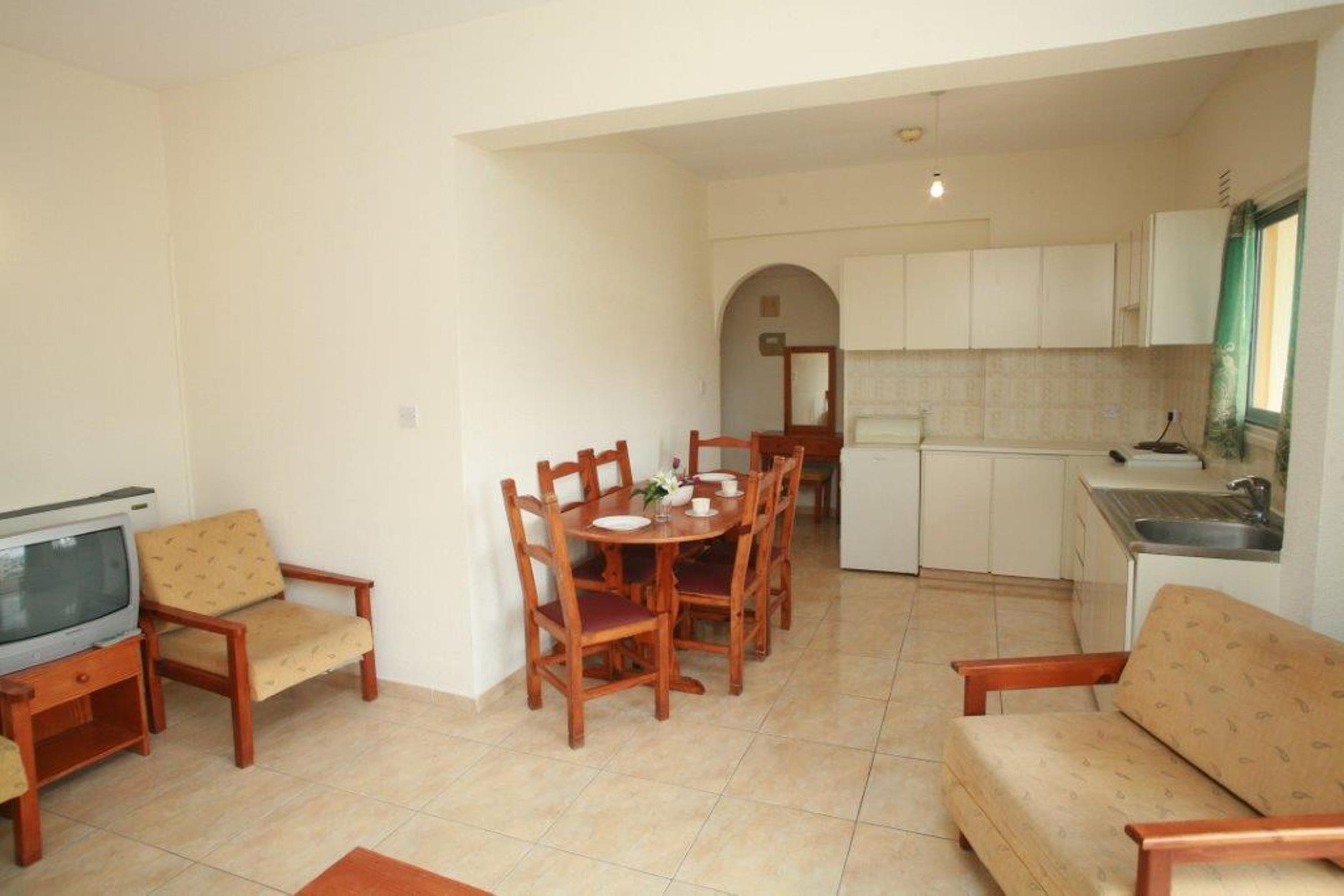 New York Plaza Hotel Apartments Paphos Bagian luar foto