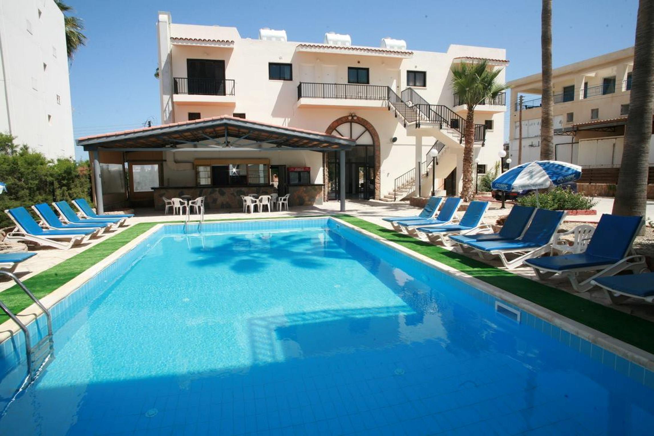 New York Plaza Hotel Apartments Paphos Bagian luar foto