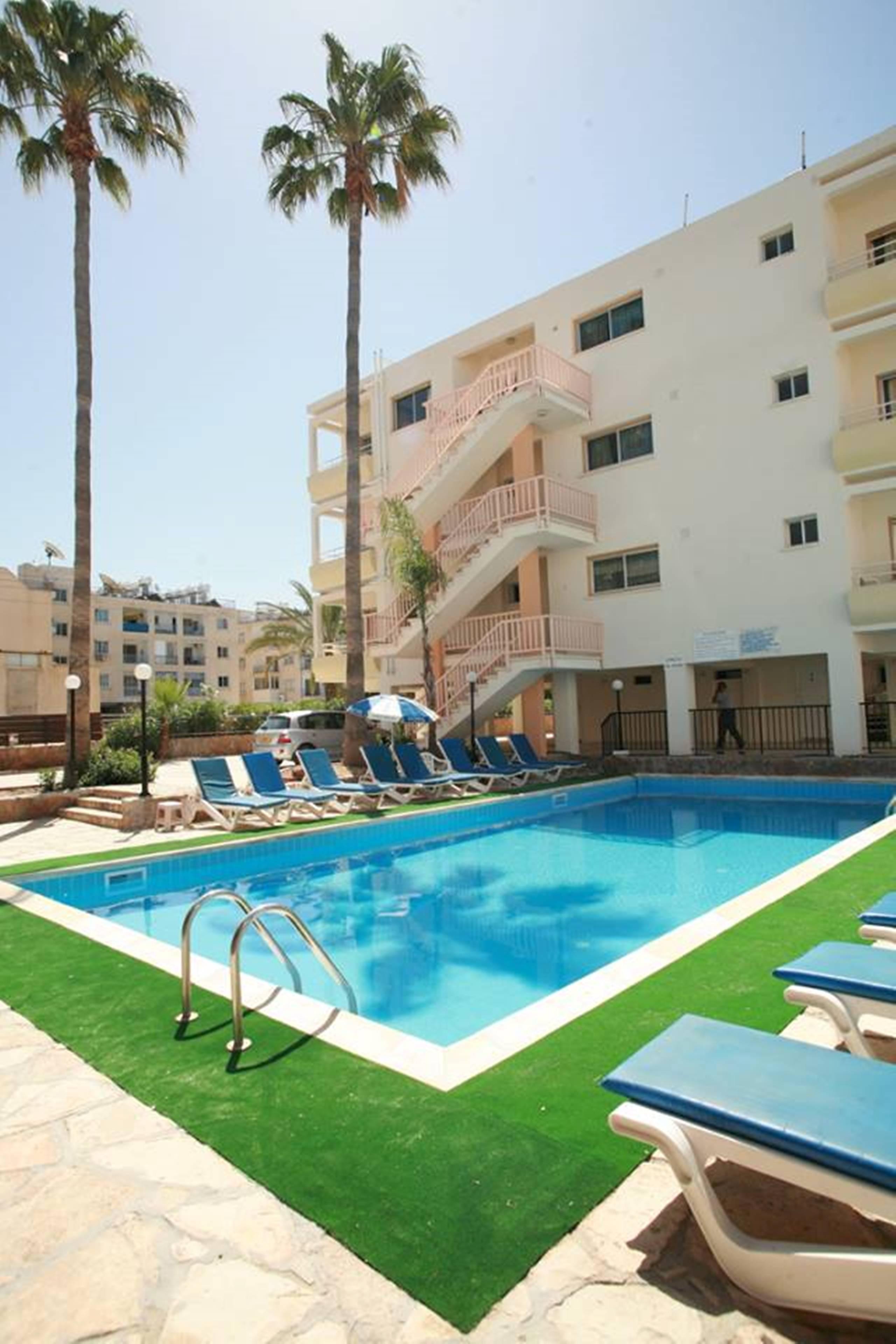 New York Plaza Hotel Apartments Paphos Bagian luar foto