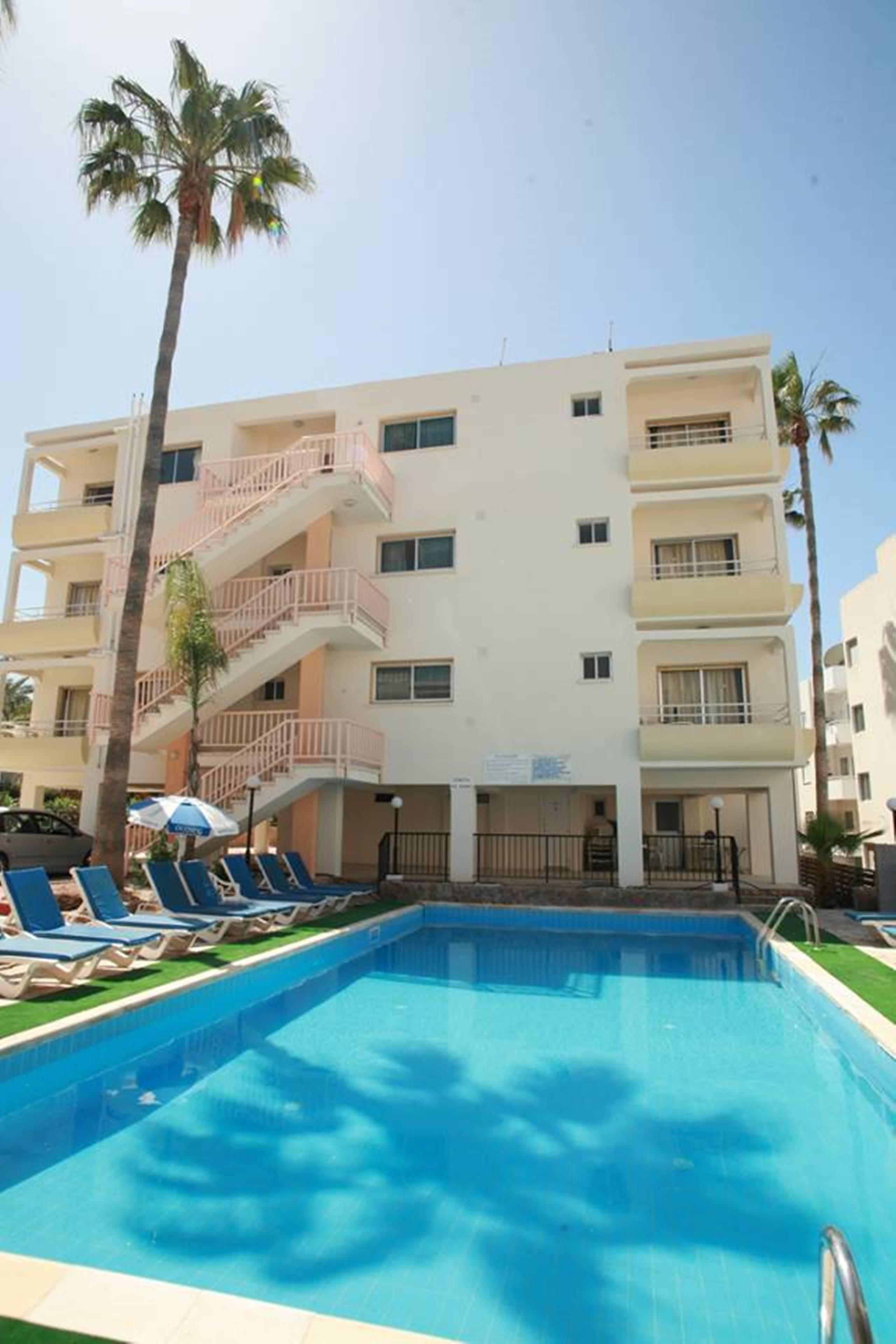 New York Plaza Hotel Apartments Paphos Bagian luar foto