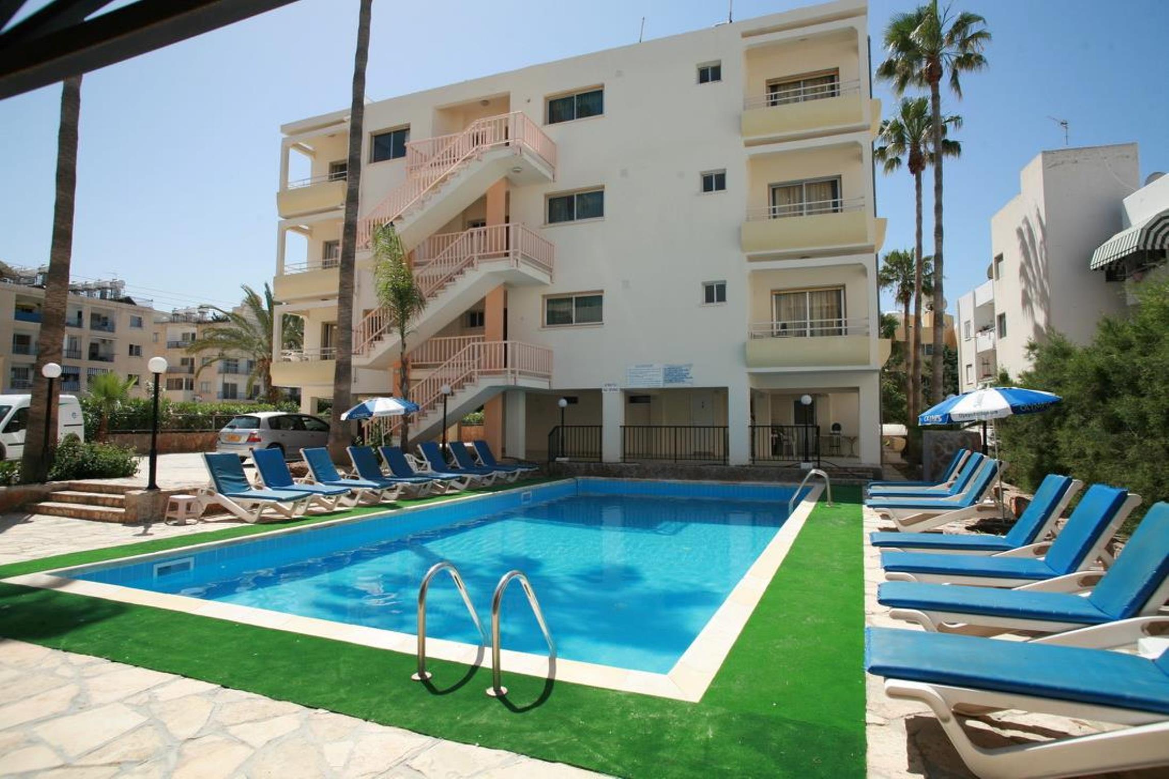 New York Plaza Hotel Apartments Paphos Bagian luar foto