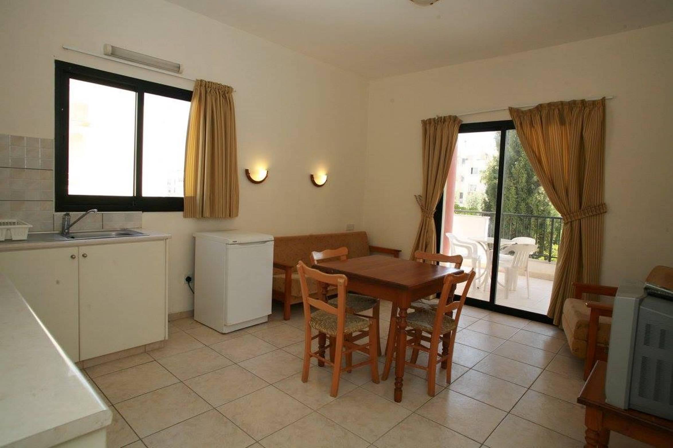 New York Plaza Hotel Apartments Paphos Bagian luar foto
