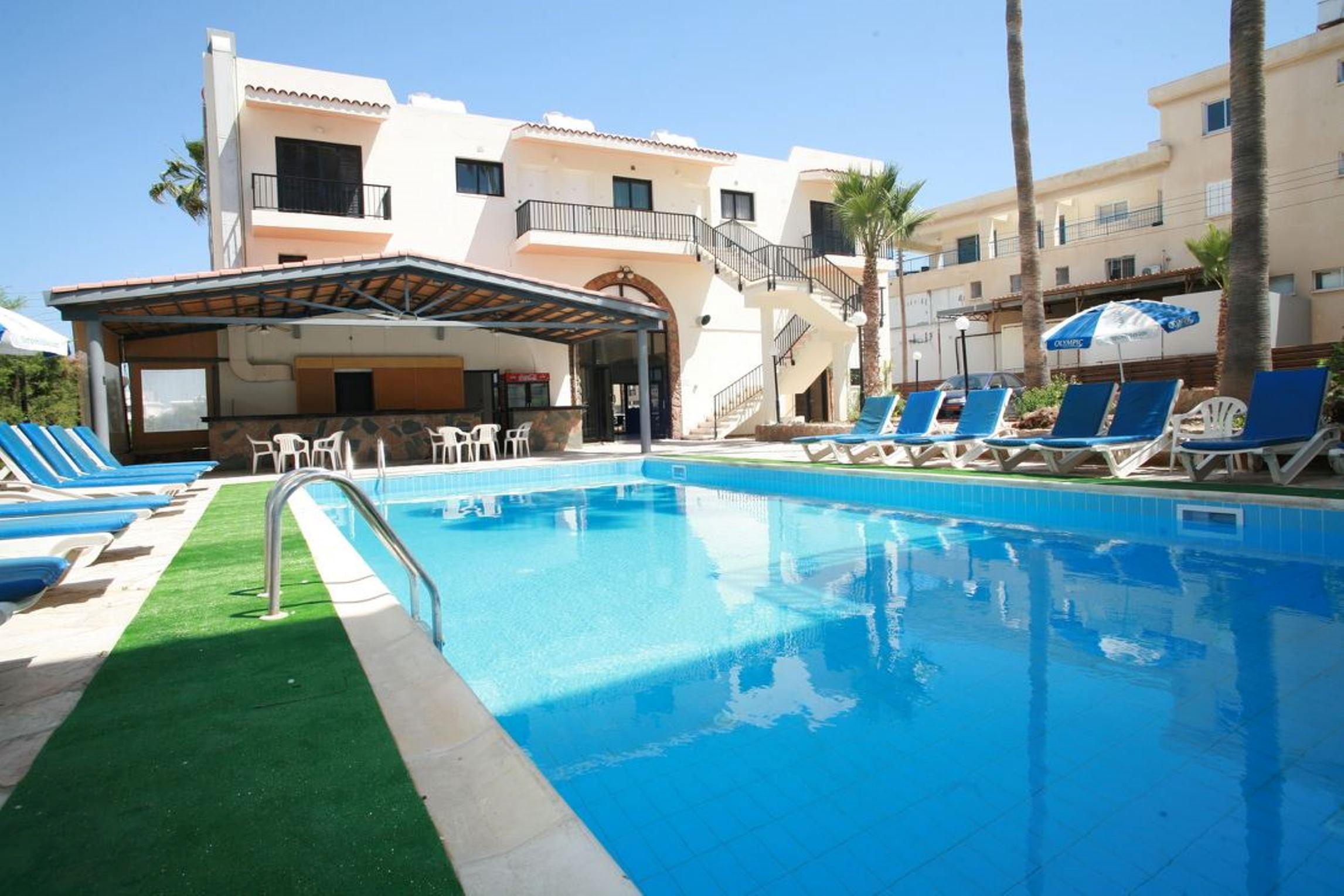 New York Plaza Hotel Apartments Paphos Bagian luar foto