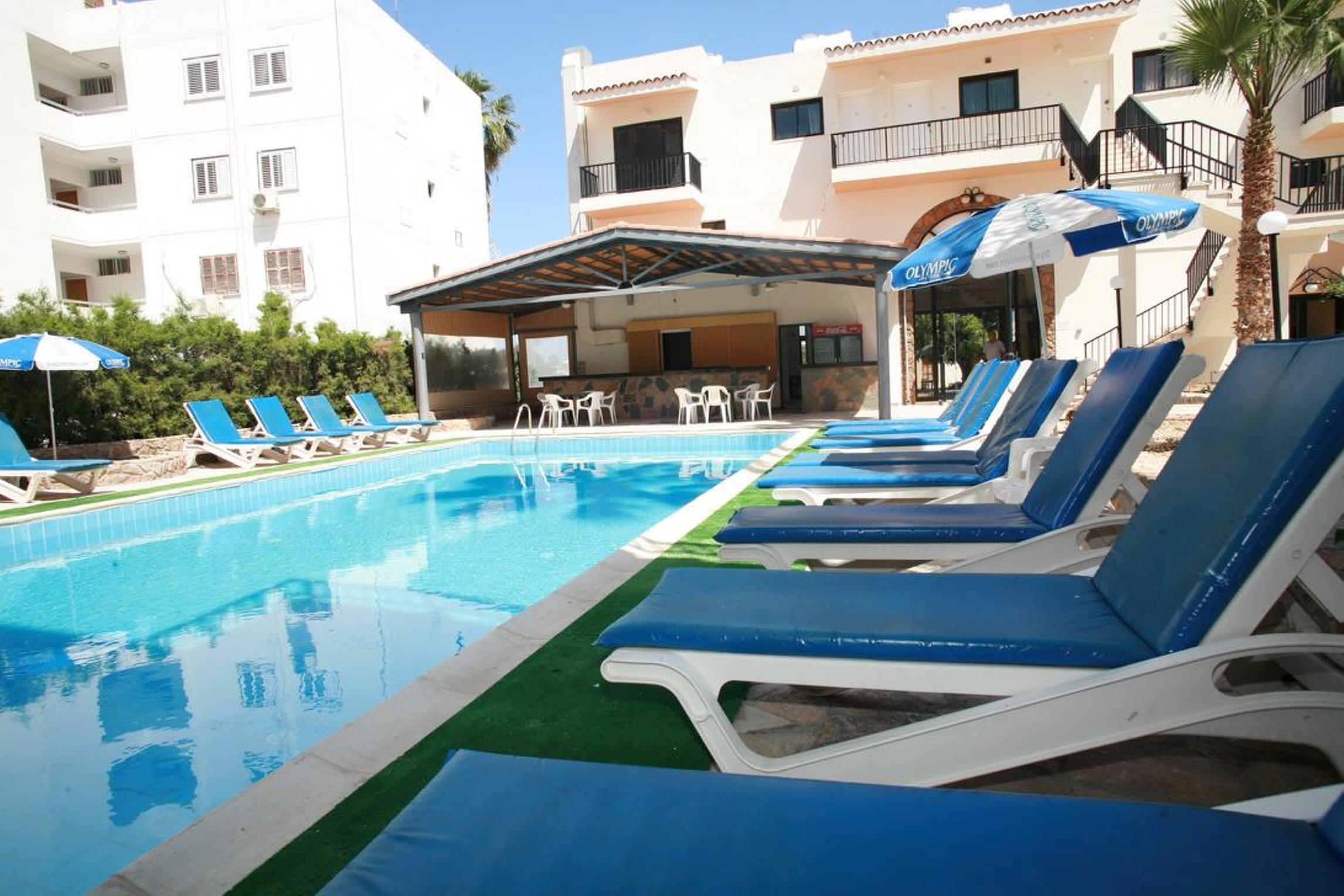 New York Plaza Hotel Apartments Paphos Bagian luar foto