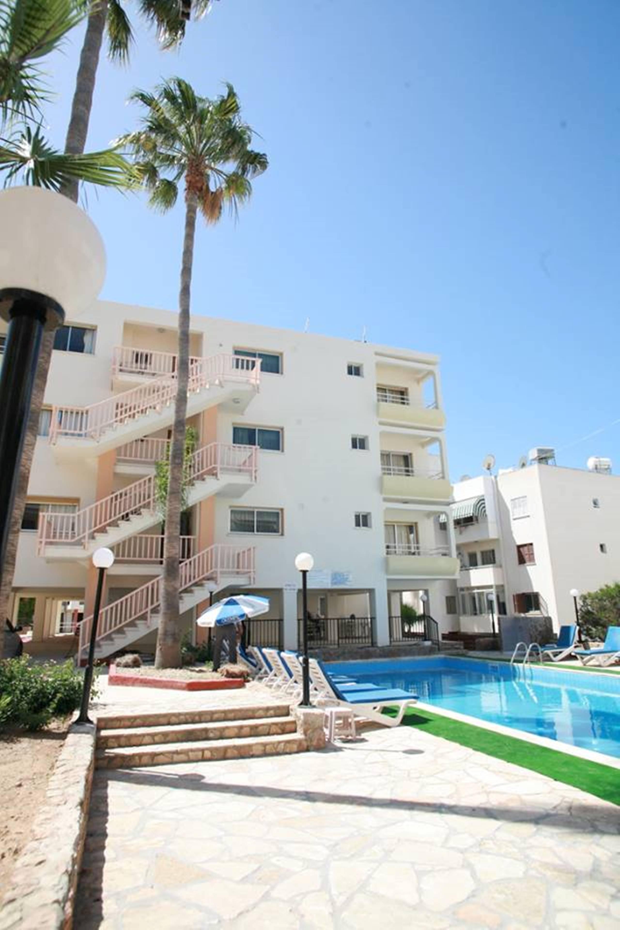 New York Plaza Hotel Apartments Paphos Bagian luar foto