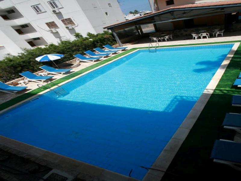 New York Plaza Hotel Apartments Paphos Bagian luar foto