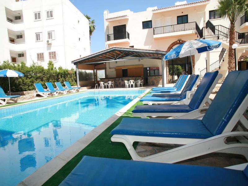 New York Plaza Hotel Apartments Paphos Bagian luar foto