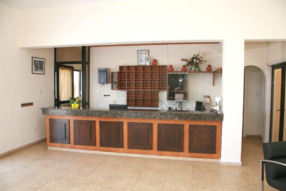 New York Plaza Hotel Apartments Paphos Bagian luar foto