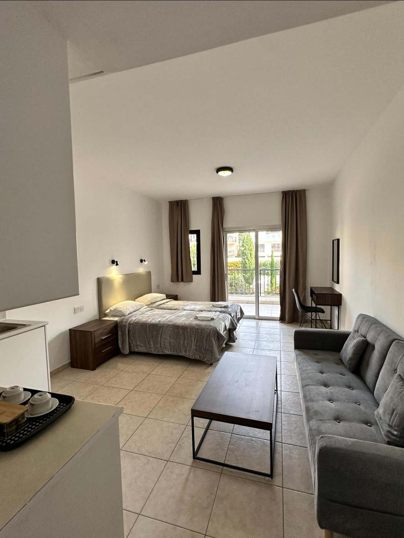 New York Plaza Hotel Apartments Paphos Bagian luar foto