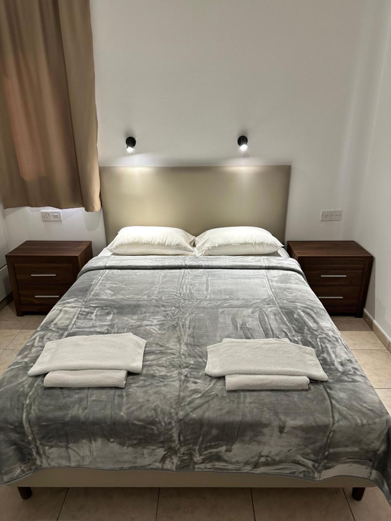 New York Plaza Hotel Apartments Paphos Bagian luar foto