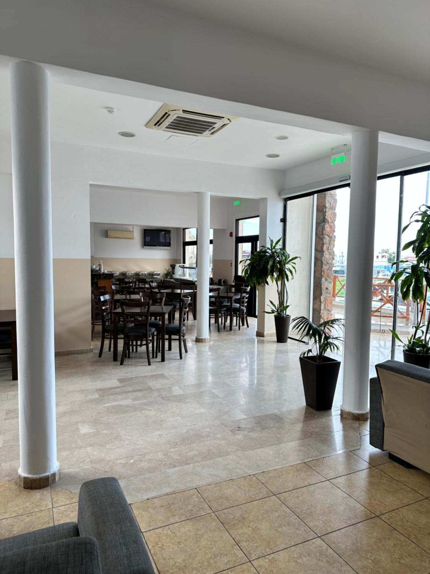 New York Plaza Hotel Apartments Paphos Bagian luar foto