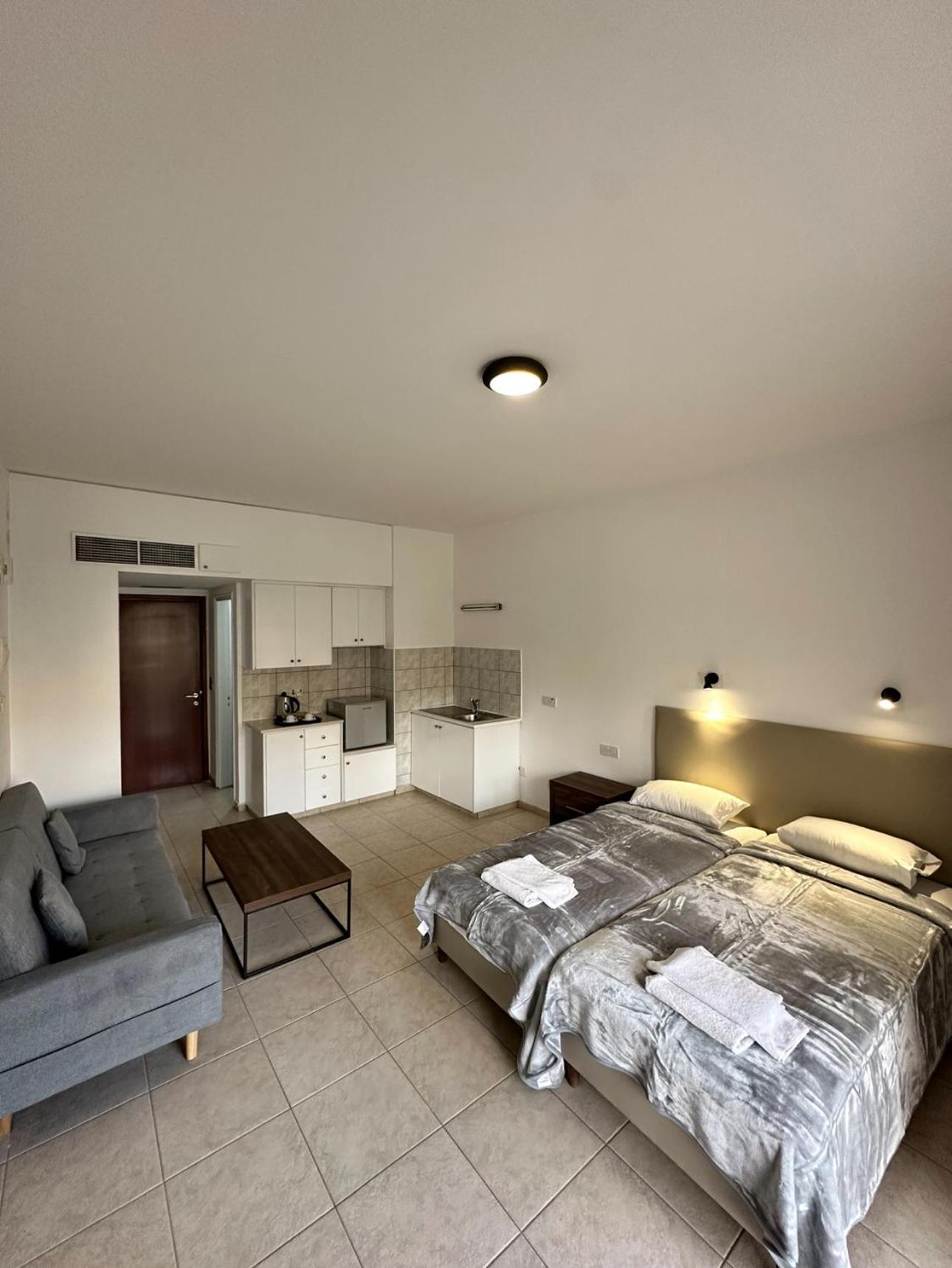 New York Plaza Hotel Apartments Paphos Bagian luar foto