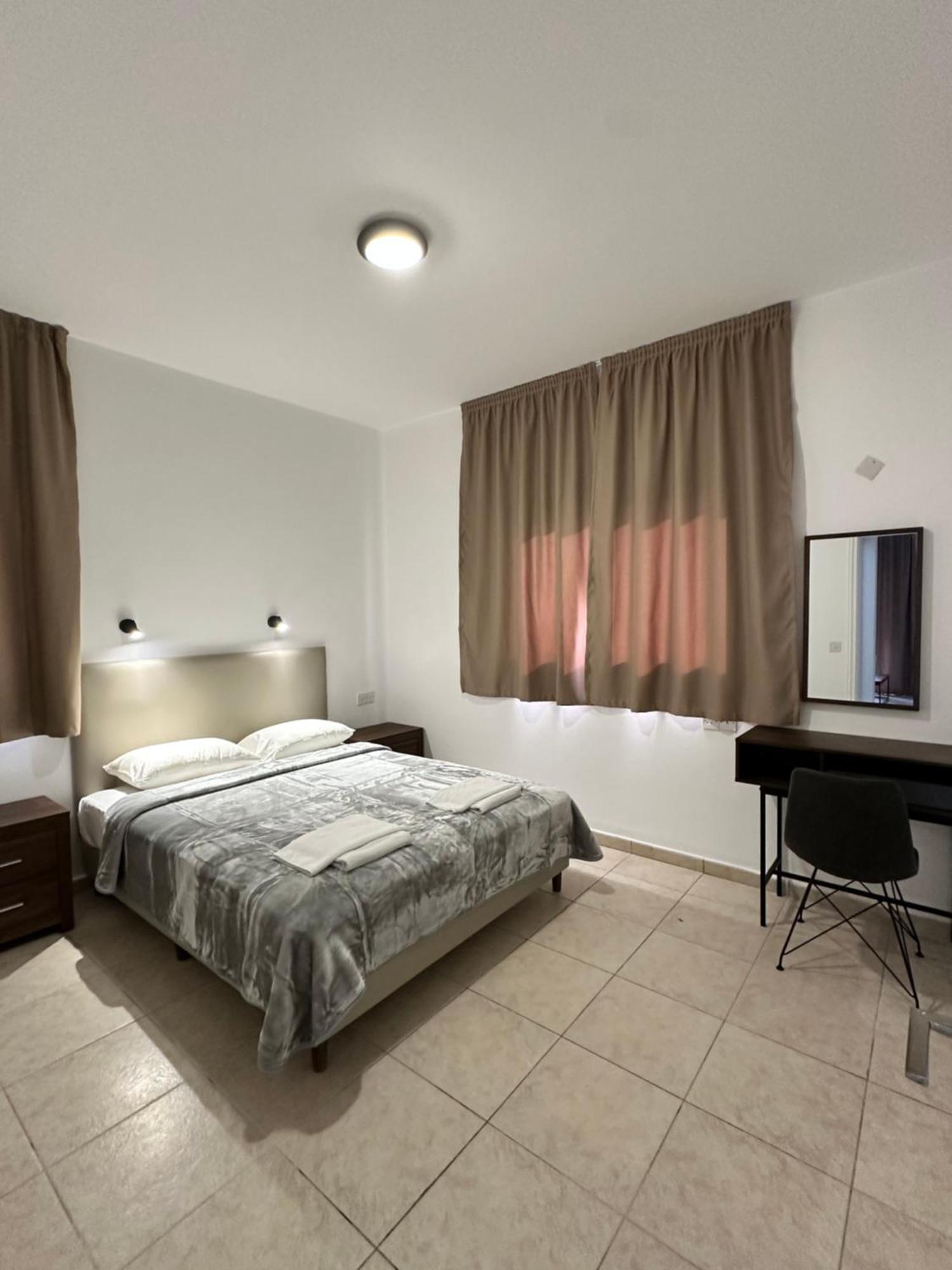 New York Plaza Hotel Apartments Paphos Bagian luar foto