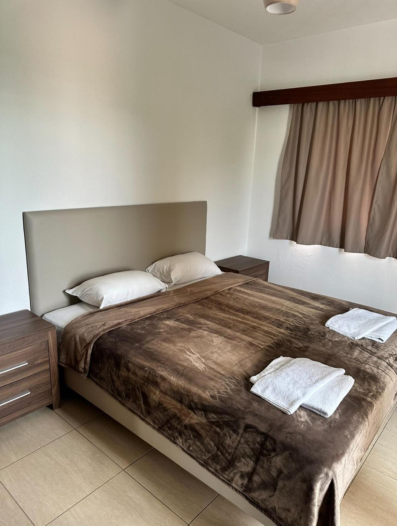 New York Plaza Hotel Apartments Paphos Bagian luar foto