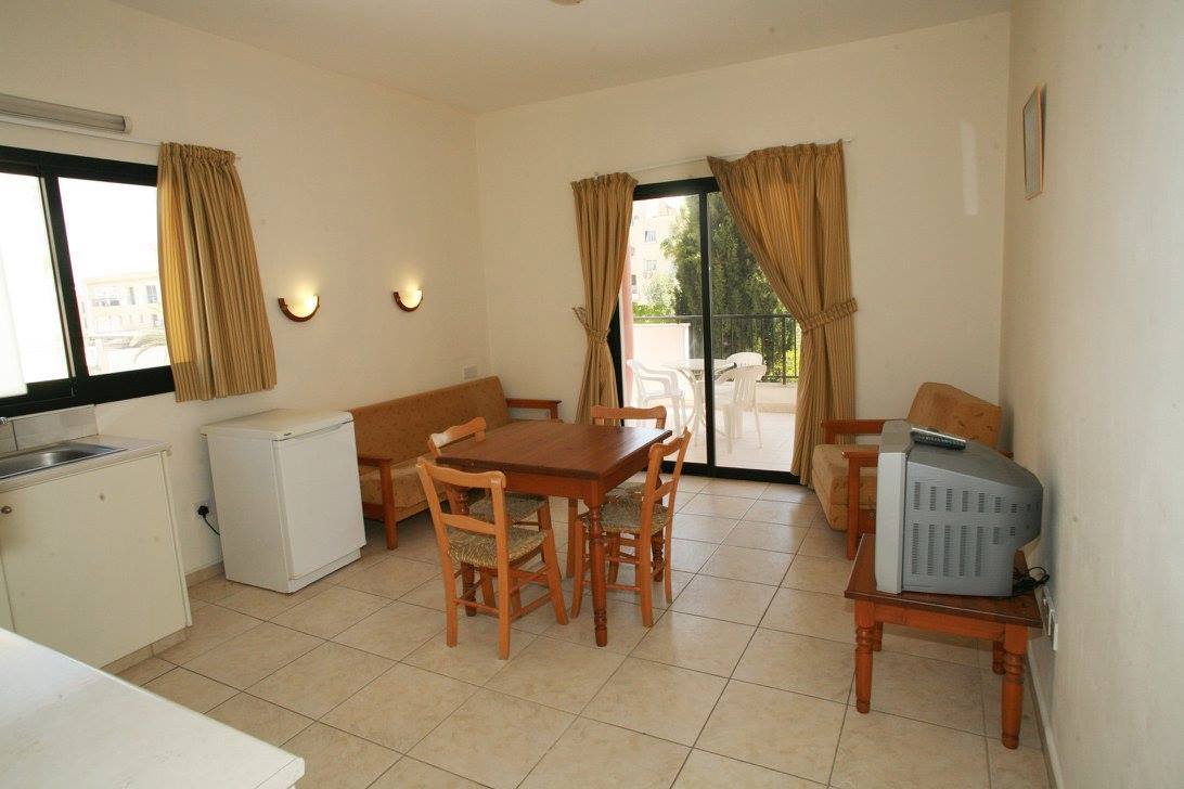 New York Plaza Hotel Apartments Paphos Bagian luar foto