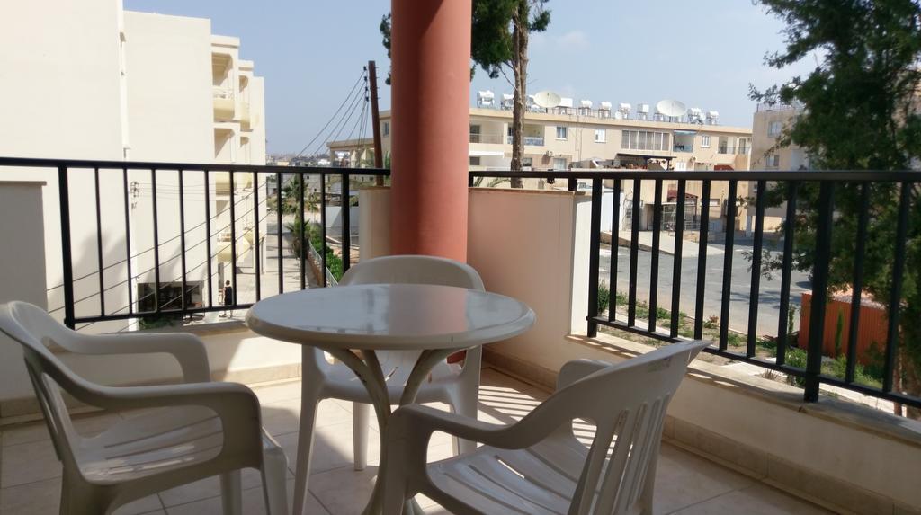 New York Plaza Hotel Apartments Paphos Bagian luar foto