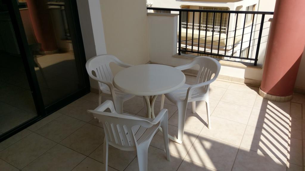 New York Plaza Hotel Apartments Paphos Bagian luar foto