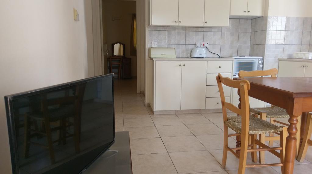 New York Plaza Hotel Apartments Paphos Bagian luar foto