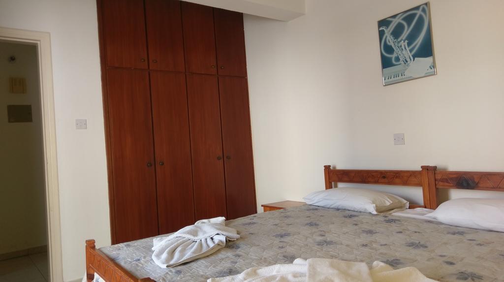 New York Plaza Hotel Apartments Paphos Bagian luar foto