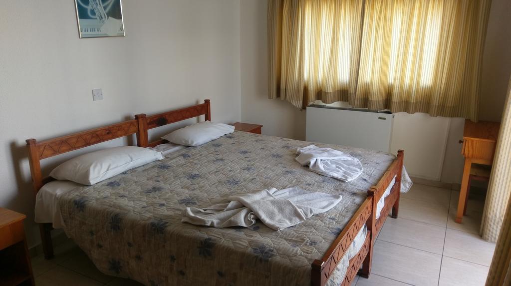 New York Plaza Hotel Apartments Paphos Bagian luar foto