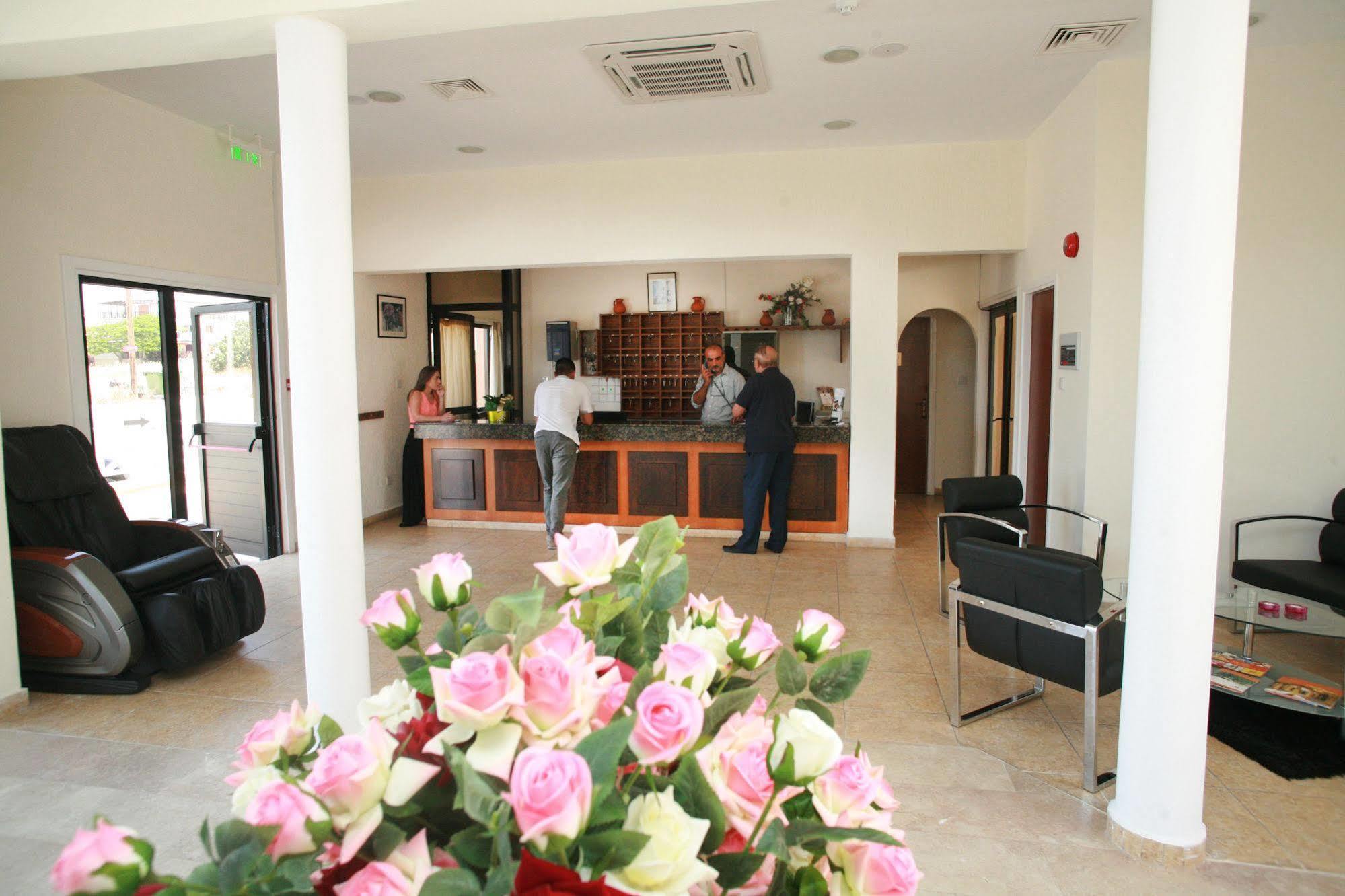 New York Plaza Hotel Apartments Paphos Bagian luar foto