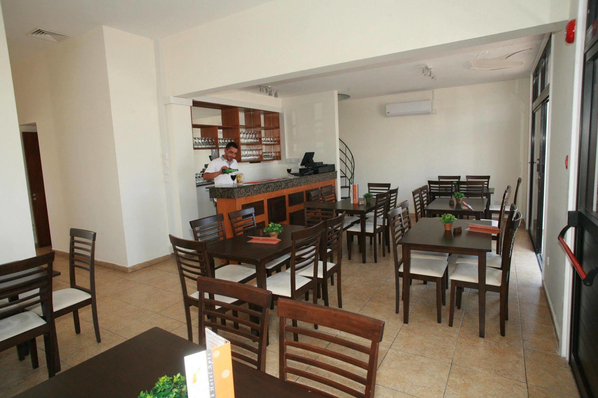 New York Plaza Hotel Apartments Paphos Bagian luar foto