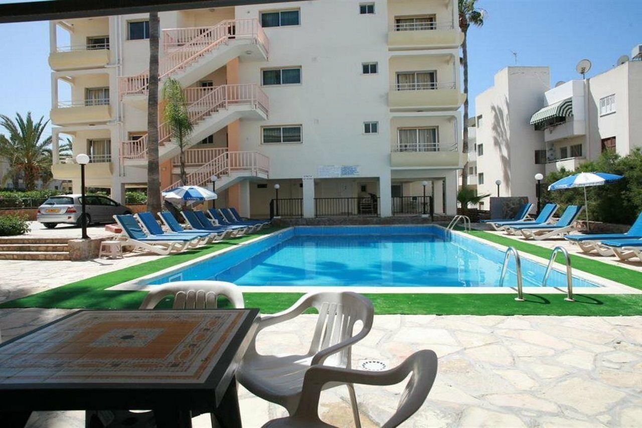New York Plaza Hotel Apartments Paphos Bagian luar foto