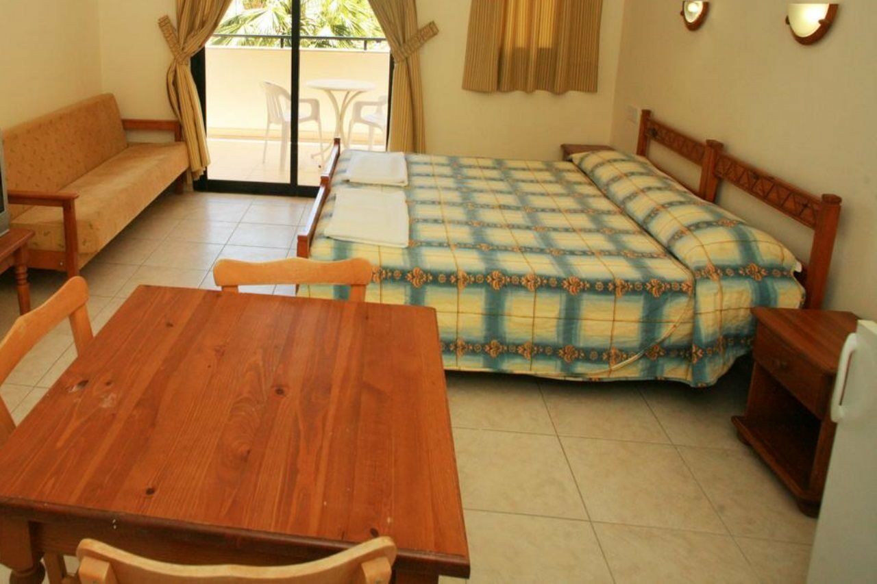 New York Plaza Hotel Apartments Paphos Bagian luar foto