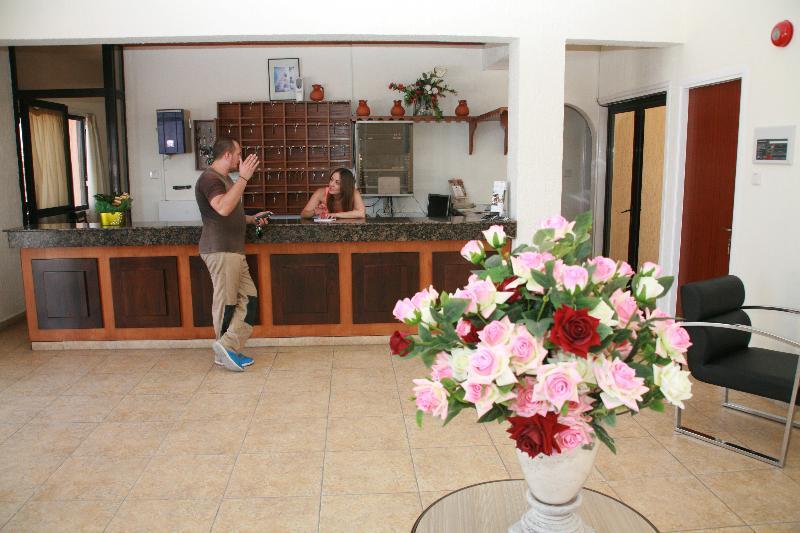 New York Plaza Hotel Apartments Paphos Bagian luar foto